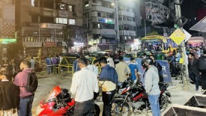 রাজধানীর কুড়িলে মোবাইল ফোন ব্যবসায়ীদের সড়ক অবরোধ