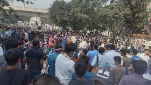 শিক্ষাভবন মোড় অবরোধ করেছেন কলেজের শিক্ষার্থীরা