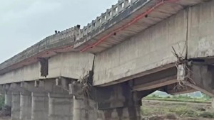 রেল লাইনের ওপর ধসে পড়ল সেতু, নিহত ৭