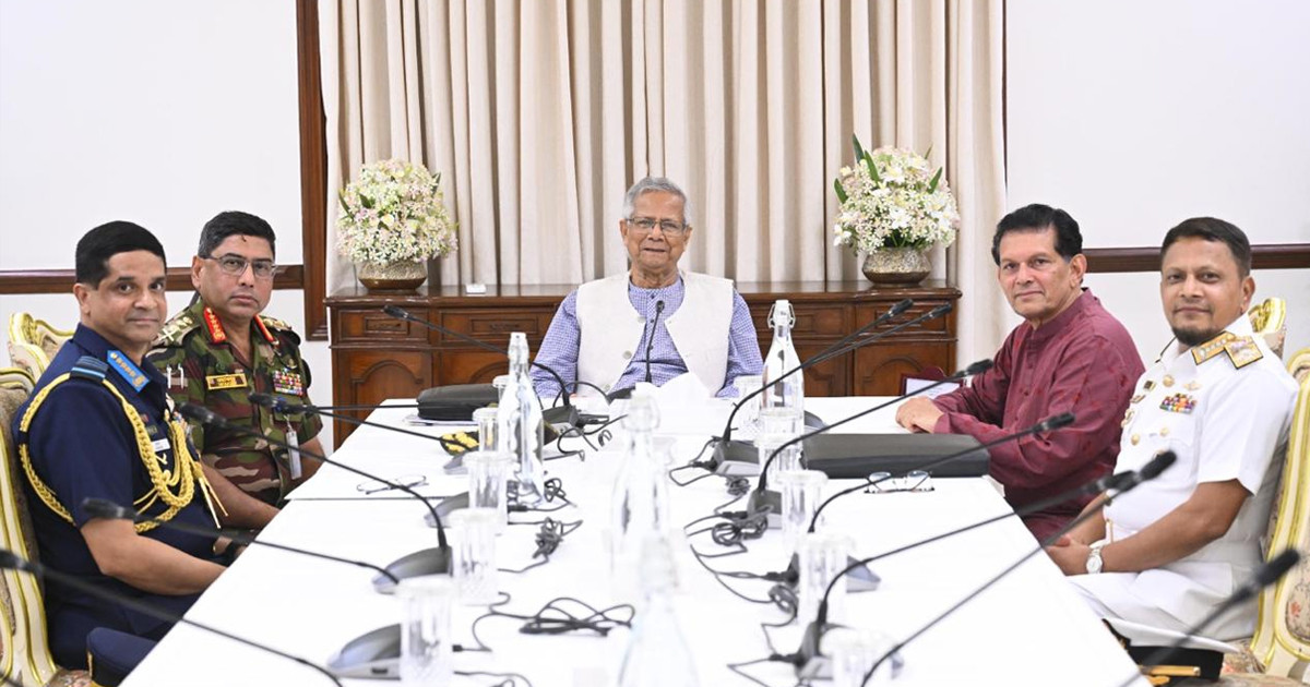 প্রধান উপদেষ্টার সঙ্গে তিন বাহিনীর প্রধানের সাক্ষাৎ প্রধান উপদেষ্টার সঙ্গে তিন বাহিনীর প্রধানের সাক্ষাৎ