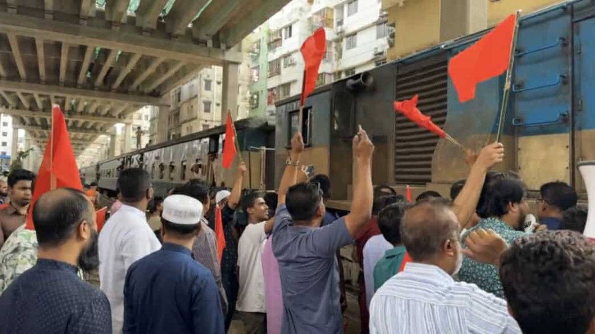 ঢাকায় ট্রেন আটকে বিক্ষোভ ঢাকায় ট্রেন আটকে বিক্ষোভ