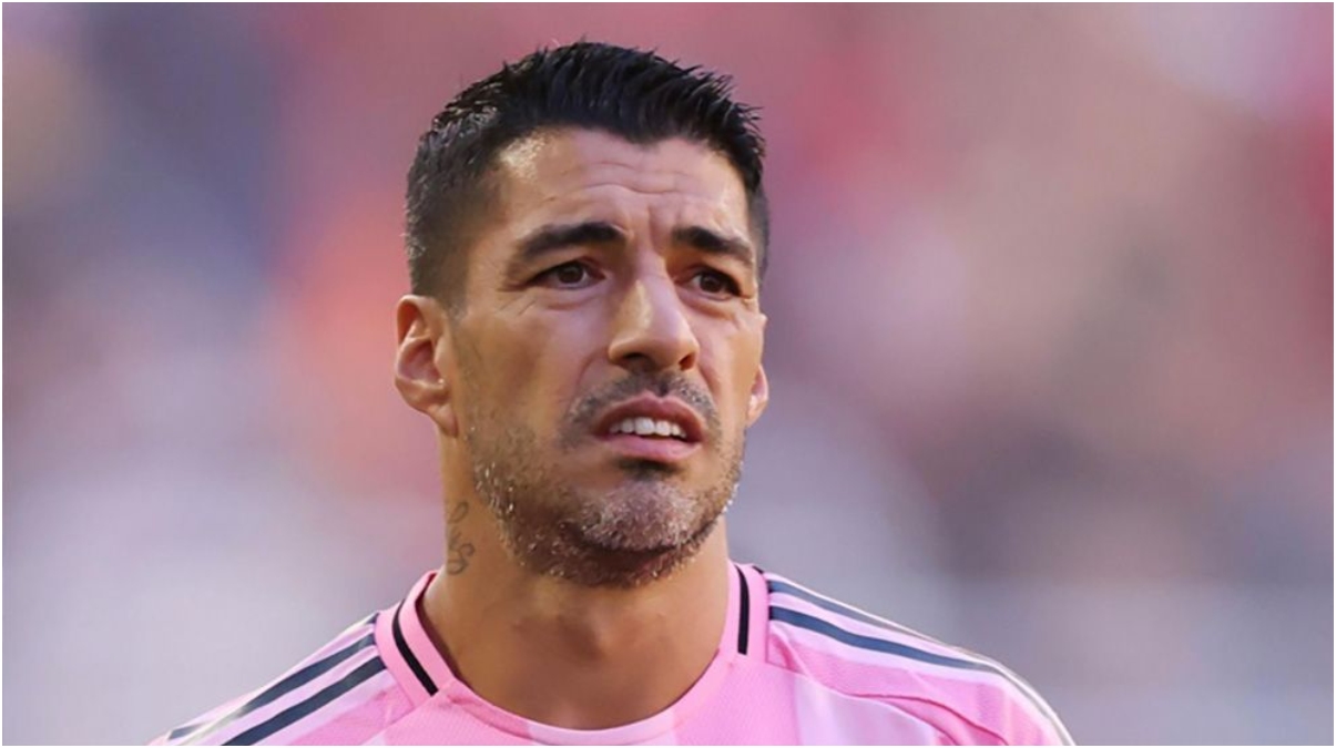 ডিফেন্ডারকে লাথি মেরে আবার নিষিদ্ধ সুয়ারেজ