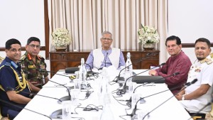 প্রধান উপদেষ্টার সঙ্গে তিন বাহিনীর প্রধানের সাক্ষাৎ