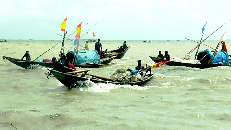 ২২ দিন পর নদীতে জেলেরা, ইলিশ কম পেলেও মিলছে অন্য মাছ ২২ দিন পর নদীতে জেলেরা, ইলিশ কম পেলেও মিলছে অন্য মাছ