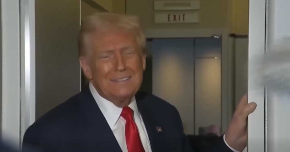 ঝড়ের কবলে ট্রাম্পের বিমান! ঝড়ের কবলে ট্রাম্পের বিমান!