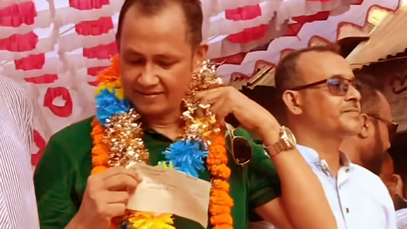 ১০ লাখ টাকার চেক ফেরত দিচ্ছেন বিএনপি নেতা কামরুল ১০ লাখ টাকার চেক ফেরত দিচ্ছেন বিএনপি নেতা কামরুল