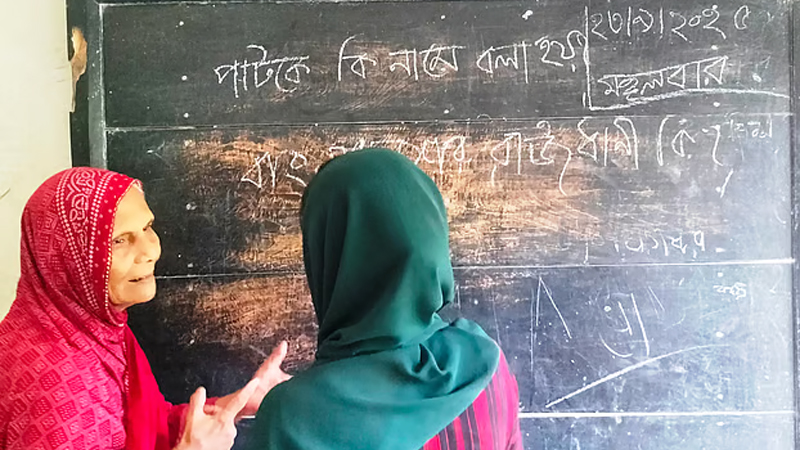 ৬০০ টাকা ভাতায় ৩৫ বছর, মায়ার টানে বধিরদের পড়াচ্ছেন রাবেয়া
