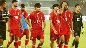 লড়াই করে হারলেও কোচ কাবরেরার কৌশল নিয়ে প্রশ্ন, ভাগ্য ঝুলছে পরের ম্যাচে