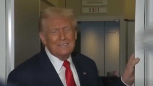 ঝড়ের কবলে ট্রাম্পের বিমান! ঝড়ের কবলে ট্রাম্পের বিমান!