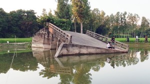 ৮ বছর ধরে সেতু ভাঙা, কুড়িগ্রামের উলিপুরে দুর্ভোগে হাজারো মানুষ