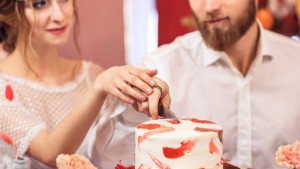 কেক খেয়ে ফেলায় স্বামীকে তালাক কেক খেয়ে ফেলায় স্বামীকে তালাক