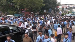 নিরাপদ সড়কের দাবিতে ফার্মগেটে শিক্ষার্থীদের সড়ক অবরোধ