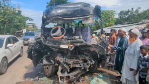 পটুয়াখালীতে বাস-মিনিবাস সংঘর্ষে র‍্যাব সদস্য ও শিশু নিহত
