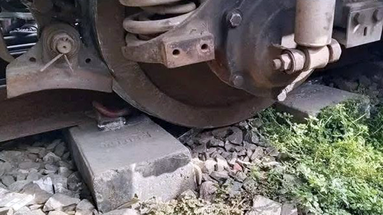 মোহনগঞ্জ এক্সপ্রেসের দুটি বগি লাইনচ্যুত, ঢাকা–উত্তরবঙ্গ ট্রেন যোগাযোগ বন্ধ মোহনগঞ্জ এক্সপ্রেসের দুটি বগি লাইনচ্যুত, ঢাকা–উত্তরবঙ্গ ট্রেন যোগাযোগ বন্ধ