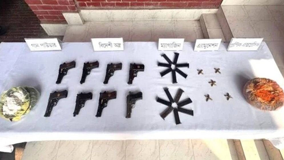 বিমানবন্দর রেলওয়ে স্টেশনে বিদেশি পিস্তল ও বিস্ফোরক জব্দ, আটক ৪ বিমানবন্দর রেলওয়ে স্টেশনে বিদেশি পিস্তল ও বিস্ফোরক জব্দ, আটক ৪