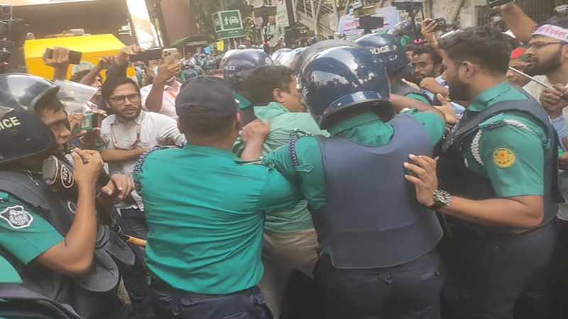 দাবি আদায়ে অনড় শিক্ষকরা, জলকামান-সাউন্ড গ্রেনেডে উত্তেজনা ছড়াল রাজধানীতে দাবি আদায়ে অনড় শিক্ষকরা, জলকামান-সাউন্ড গ্রেনেডে উত্তেজনা ছড়াল রাজধানীতে