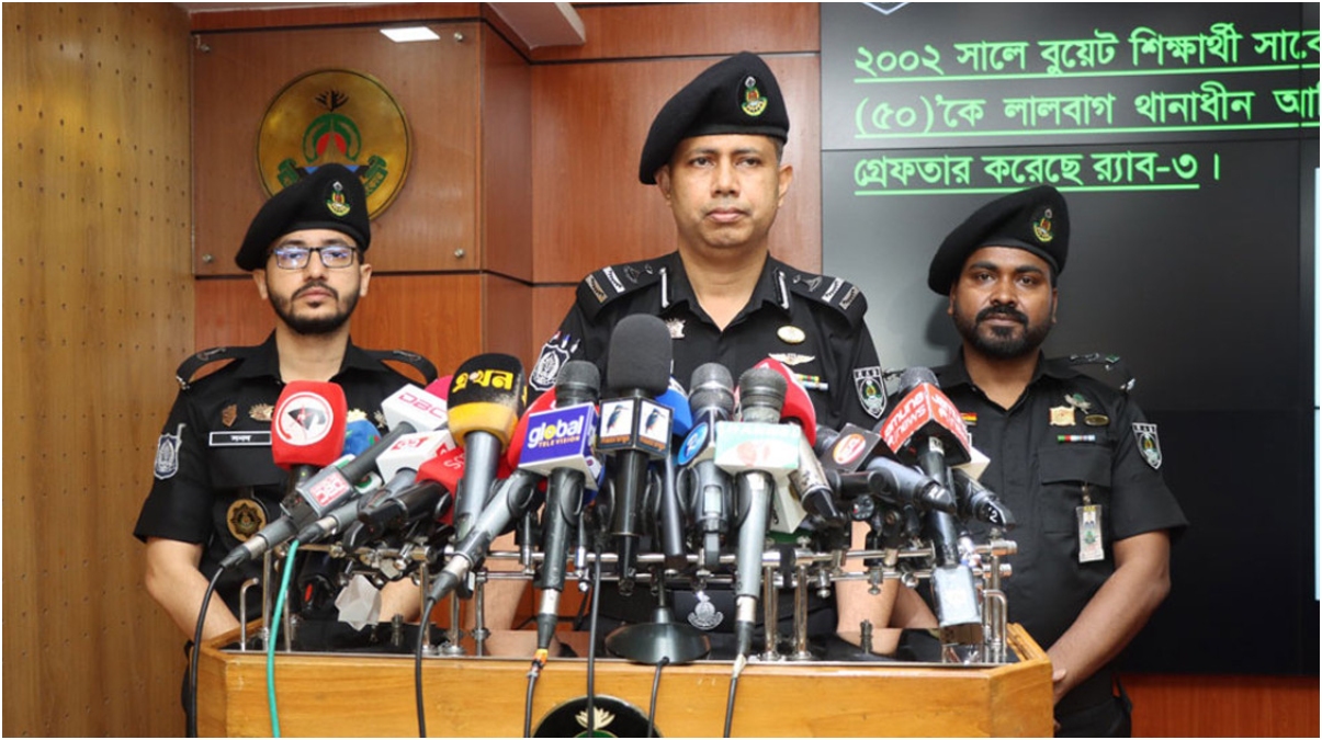 সীমান্ত থেকে অস্ত্র সংগ্রহ করে ঢাকায় চালান করত টগর সীমান্ত থেকে অস্ত্র সংগ্রহ করে ঢাকায় চালান করত টগর