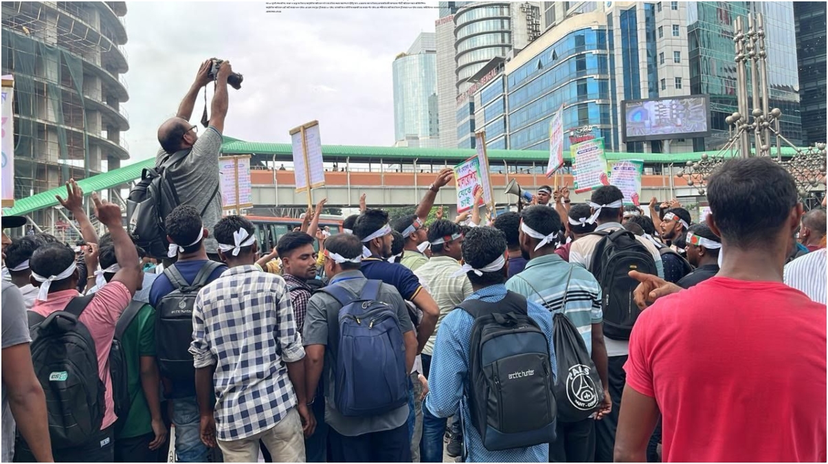 কারওয়ান বাজারে মালয়েশিয়া যেতে না পারা কর্মীদের বিক্ষোভ, সড়কে যান চলাচল ব্যাহত কারওয়ান বাজারে মালয়েশিয়া যেতে না পারা কর্মীদের বিক্ষোভ, সড়কে যান চলাচল ব্যাহত