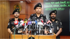 সীমান্ত থেকে অস্ত্র সংগ্রহ করে ঢাকায় চালান করত টগর সীমান্ত থেকে অস্ত্র সংগ্রহ করে ঢাকায় চালান করত টগর