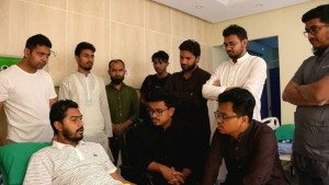 সাবেক ভিপিকে দেখতে গিয়ে কাঁদলেন নব্য ভিপি