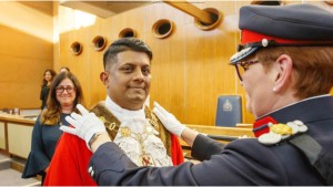 বাংলাদেশি আত্মীয়-স্বজনের জন্য ‘ভিসা জালিয়াতির’ অভিযোগ ব্রিটিশ মেয়রের বিরুদ্ধে