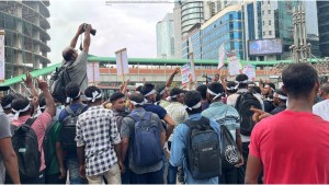 কারওয়ান বাজারে মালয়েশিয়া যেতে না পারা কর্মীদের বিক্ষোভ, সড়কে যান চলাচল ব্যাহত