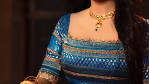 নীল-সোনালী লেহেঙ্গায় পরীমনি