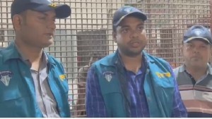 ছদ্মবেশ সাব-রেজিস্টার অফিসে দুদক কর্মকর্তারা