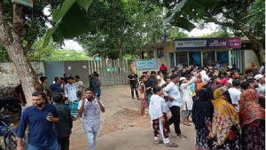 গাজীপুরে বকেয়া বেতনের দাবিতে শ্রমিকদের সড়ক অবরোধ