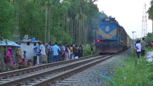 চলন্ত ট্রেন থেকে পড়ে যুবকের মৃত্যু