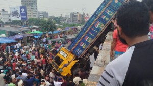 নিয়ন্ত্রণ হারিয়ে ফ্লাইওভারে ঝুলে রইল ট্রাক