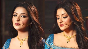 নীল-সোনালী লেহেঙ্গায় পরীমনি