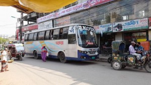 বেতন বৃদ্ধির আশ্বাসে রাজশাহী-ঢাকা রুটে বাস চলাচল পুনরায় শুরু