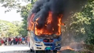 সিরাজগঞ্জে বাসচাপায় কিশোর নিহত, বিক্ষোভে বাসে আগুন
