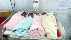 একসঙ্গে চার সন্তানের জন্ম দিয়েছেন গৃহবধূ