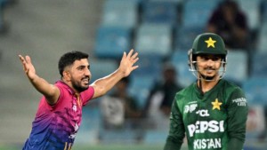 পাকিস্তানের ব্যাটিং ধস, শেষদিকে শাহিন আফ্রিদির লড়াই