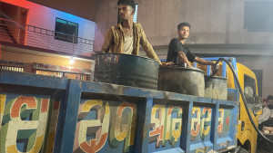 ডেমরায় পাম্প থেকে ড্রামে করে খোলা বাজারে তেল প্রেরণ