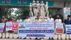 ঢাবিতে সেকেন্ড টাইম ফের চালুর দাবিতে শিক্ষার্থীদের অবস্থান
