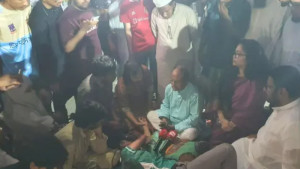 অনশনের ৫৭ ঘণ্টা পার: দাবি আদায়ে অনড় শিক্ষার্থীদের সামনে ভিসি