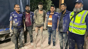 পলাতক ডাকাত ধরতে কর্দমাক্ত জমিতে পুলিশের ধাওয়া