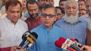দেশে জ্বালানি সরবরাহ স্বাভাবিক, আতঙ্কিত হওয়ার কিছু নেই: বাণিজ্যমন্ত্রী