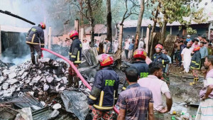 অকটেন ভাগাভাগি নিয়ে সংঘর্ষ, আগুনে দগ্ধ ৩
