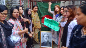 নিষেধাজ্ঞা উপেক্ষা করে ধানমণ্ডিতে যুব মহিলা লীগের স্লোগান