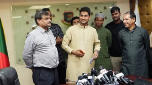 এক কোটি টাকা বুঝে পেলেন নাঈম শেখ