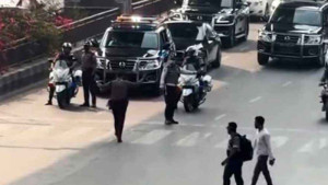 রাষ্ট্রপতির গাড়িবহর আটকে গেল কারওয়ান বাজার সিগন্যালে