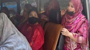 ধানমন্ডিতে আ.লীগের ঝটিকা মিছিল, ৭ নেত্রী আটক