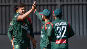 মাঠের পর এবার আইসিসির শাস্তি বাংলাদেশের