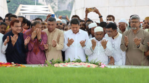 শহীদ জিয়া-খালেদা জিয়ার সমাধিতে শ্রদ্ধা জানালেন গৃহায়নমন্ত্রী