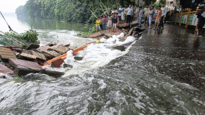ভারী বৃষ্টিতে ধ্বসে পড়ল গুলশান-শাহজাদপুর সড়ক