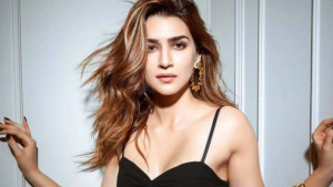 ‘অতিরিক্ত সুন্দর’ বলে বাদ, আজ প্রথম সারির তারকা কৃতি!